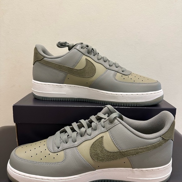 NIB MenNike Air Force 1 '07 LV8 Low Dark Stucco Medium Olive Sneakers FJ4170 002 - Picture 5 of 6